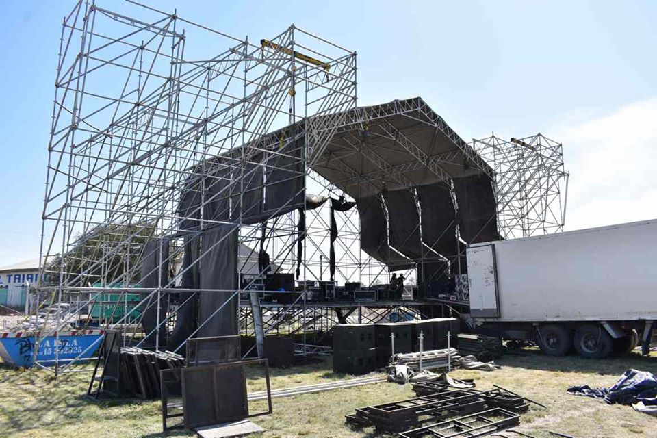 El armado del Escenario va tomando forma