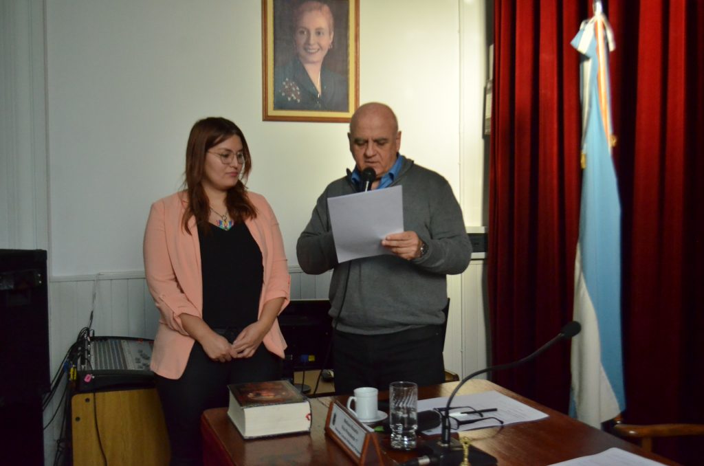 En el Recinto de Sesiones del Honorable Concejo Deliberante de Patagones, se llevó adelante la 9 Sesión Ordinaria, en la misma juró la Concejal Mayra Herschaft en reemplazo del Concejal Ricardo Angos