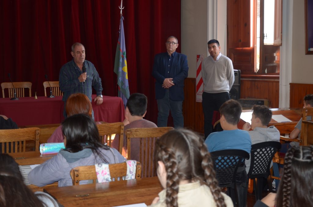 VISITA ALUMNOS DE LA ESCUELA MALVINAS AL HCD