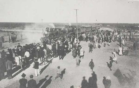 Llegada del 1 tren 1922